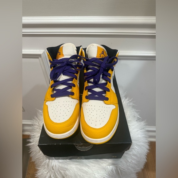 Air Jordan 1 Mid “Lakers “ - Picture 3 of 11